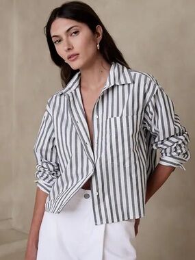 Banana Republic | Women’s cropped button-up 100% cotton shirt Size Large
